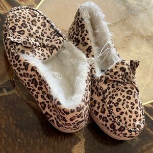 Leopard print fuzzy slippers